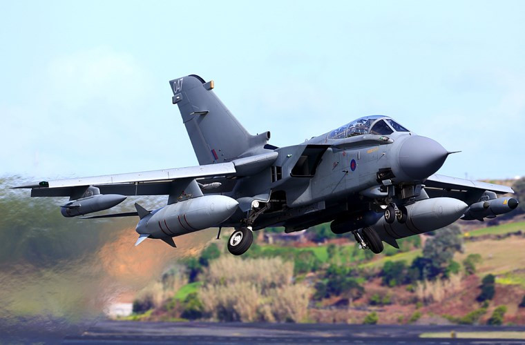 Video được ghi từ máy bay chiến đấu của Anh cho thấy mục tiêu đã bị phá hủy do các cuộc không kích của Không quân Hoàng gia Anh. Các máy bay chiến đấu của Anh đã liên tiếp tấn công các phần tử phiến quân trong vài ngày qua để hỗ trợ các lực lượng mặt đ