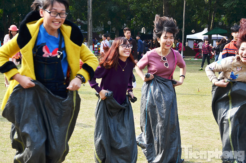 Những trò chơi dân gian tại Lễ hội hoa Xuân lớn nhất miền Bắc thu hút đông đảo các bạn trẻ tham gia.