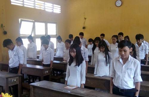 Chiều ngày 17/2, trong các tiết dạy của mình, thầy Khánh đã cùng học trò tưởng niệm các chiến sĩ, đồng bào đã hy sinh trong cuộc chiến bảo vệ biên giới phía bắc. Ảnh: A.X 