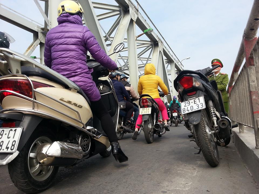 Chiếc xe máy của nam thanh niên bỏ lại.