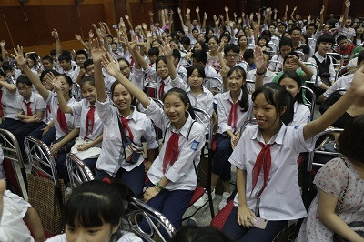 Các em học sinh hào hứng tham gia hoạt động giao lưu tại Lễ trao giải.