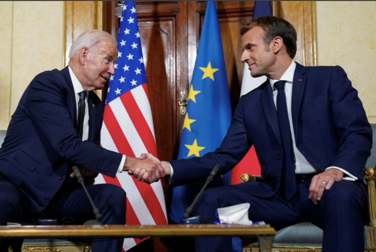 Tổng thống Mỹ Joe Biden và Tổng thống Pháp Emmanuel Macron bên lề thượng đỉnh G20 tại Roma. (Ảnh: Reuters)