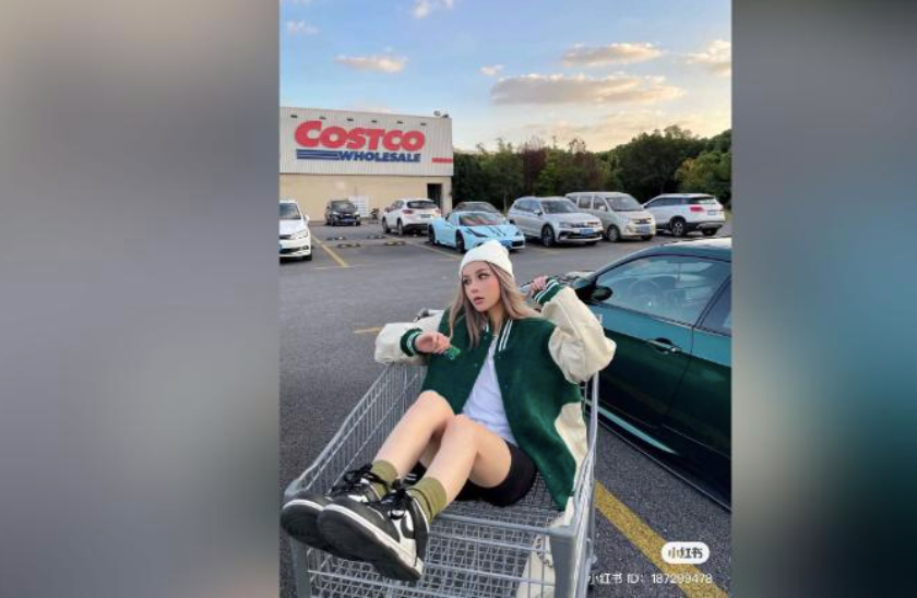 Một cô gái Trung Quốc chụp ảnh trước siêu thị Costco Thượng Hải