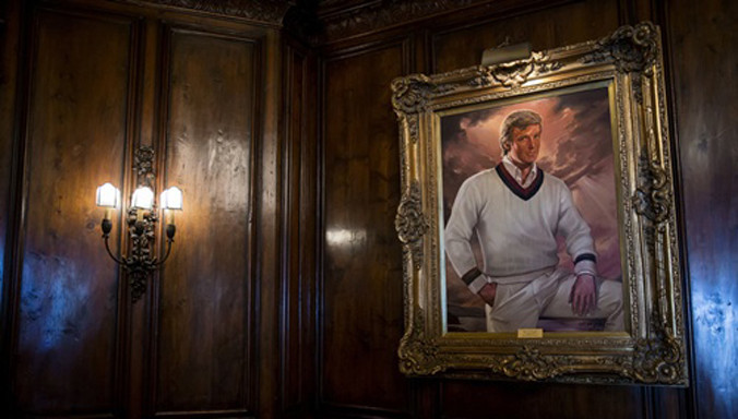 Chân dung thời trẻ của ông Donald Trump được treo trên bức tường quán bar tại khu nghỉ dưỡng Mar-a-Lago. Ảnh: New York Times.