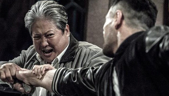 Hồng Kim Bảo đánh võ trong phim. Ông vẫn nhanh nhẹn, thân thủ linh hoạt. Ảnh: CNA.