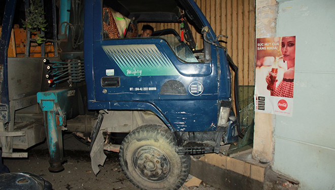 Chiếc xe tải cẩu chỉ dừng lại khi đâm vào nhà dân.