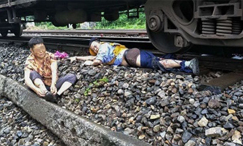 Cảm phục người lái tàu quên thân cứu cụ bà đi qua đường ray