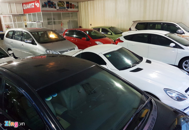 Các dòng ôtô cũ tầm trung nằm dài từ nhiều tháng nay do người dân chờ đợi đợt giảm thuế nhập khẩu vào năm 2018. Ảnh: Quang Thắng.