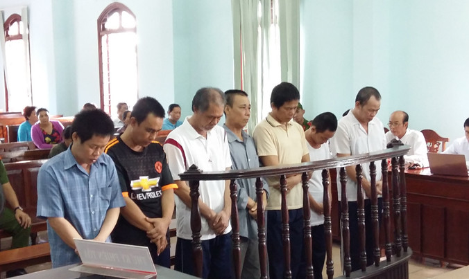 Các bị cáo Tâm, Mười, Đợi, Dũng, Dân, Điệp, Thắng (từ trái sang) tại phiên tòa. Ảnh: Kim Hà.