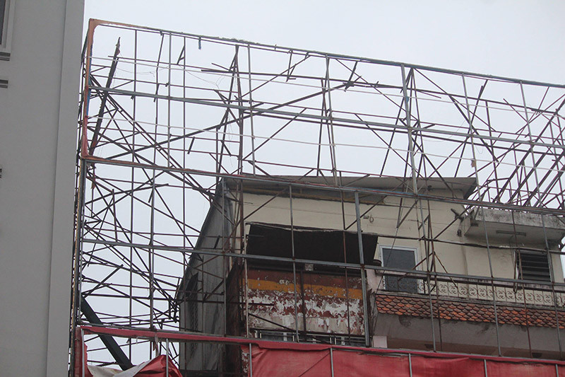 Nhếch nhác biển quảng cáo Thủ đô: Đùn đẩy trách nhiệm?