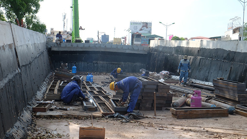 Bắt đầu lắp dầm sắt cầu vượt An Dương – Thanh Niên