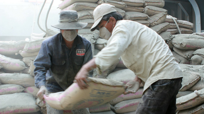 Dù bán giá rẻ, xi măng vẫn được định hướng xuất khẩu. (Ảnh bốc dỡ xi măng tại nhà máy Hoàng Thạch). Ảnh: Như Ý