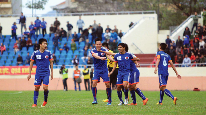 Các cầu thủ Than Quảng Ninh vẫn thi đấu hết mình dù nhiều cầu thủ có khúc mắc tài chính, hợp đồng với CLB. Ảnh: VSI