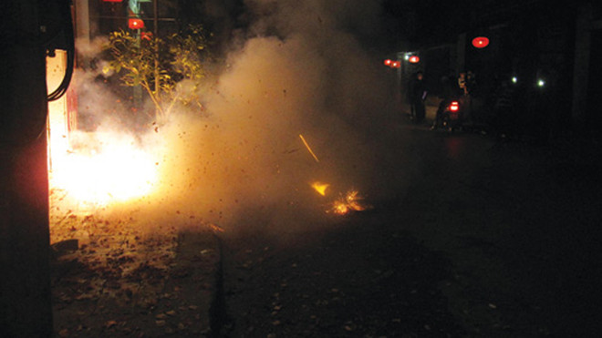 Pháo đốt sáng một góc hè phố tại Hà Nam