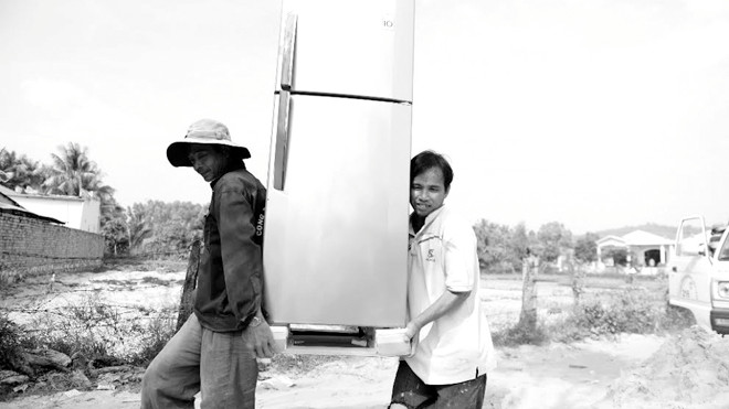 Ngay khi có điện lưới quốc gia, người dân Gành Dầu (Phú Quốc) mua sắm đồ điện phục vụ sinh hoạt và kinh doanh. Ảnh: ĐH