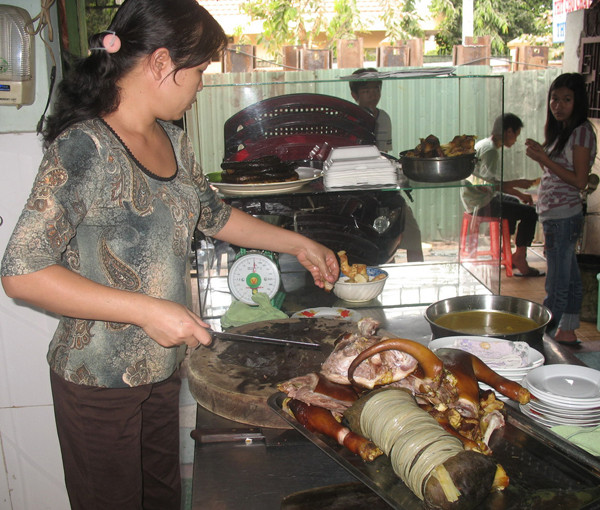 Những người thường xuyên tiếp xúc với thịt chó hoặc làm nghề thú y nên chủ động chích ngừa dại để tránh phơi nhiễm. ảnh: L.N