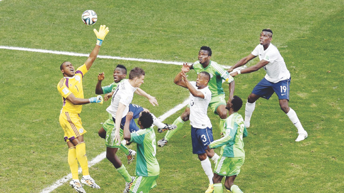 Thủ môn Enyeama có ngày thi đấu xuất thần nhưng vẫn phải nhường vé cho Pháp đi tiếp. Ảnh: AP