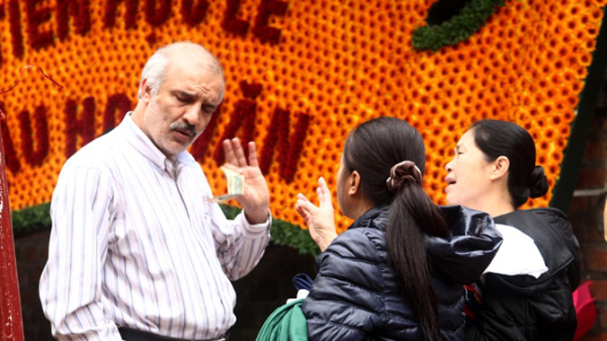  Văn hóa ứng xử của người Hà Nội được đánh giá là ngày càng lệch chuẩn (Chèo kéo khách du lịch trước cổng Văn Miếu, Hà Nội). Ảnh: Hồng Vĩnh