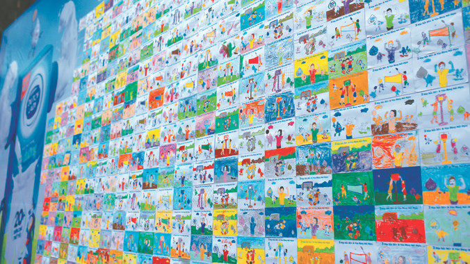 Bức tường cam kết được tạo thành từ 1.000 bức tranh do mẹ và bé sáng tạo nhằm thể hiện sự cam kết trong việc phối hợp hai yếu tố dinh dưỡng tối ưu và vận động thường xuyên để trẻ có thể phát triển khỏe mạnh