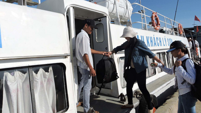 Các sĩ tử Lý Sơn hối hả lên tàu “vượt biển” vào đất liền thi ĐH-CĐ. Ảnh: Anh Thư