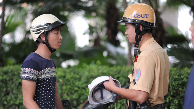 Mũ bảo hiểm rỏm: Bốn trường hợp đầu tiên bị xử phạt 