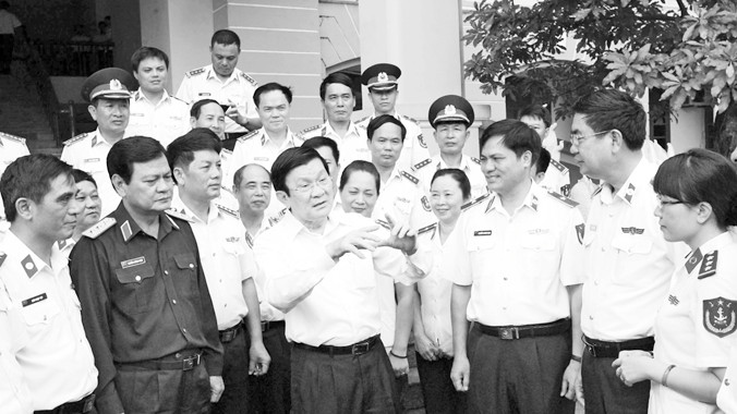 Chủ tịch nước Trương Tấn Sang trò chuyện, thăm hỏi cán bộ, chiến sĩ Cảnh sát biển, sáng 1/7