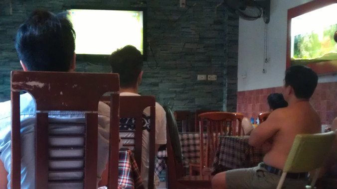 Trai làng phải bán cả trâu bò để chơi cá độ bóng đá.