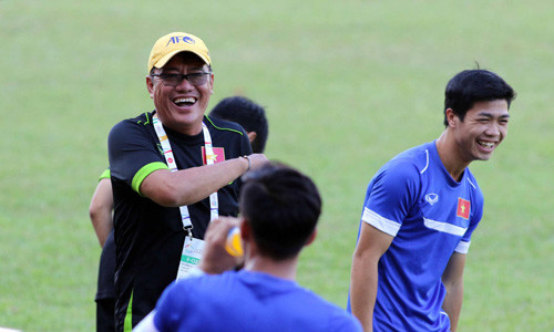 Ông Dương Vũ Lâm trong buổi tập của các cầu thủ U.23 Việt Nam.