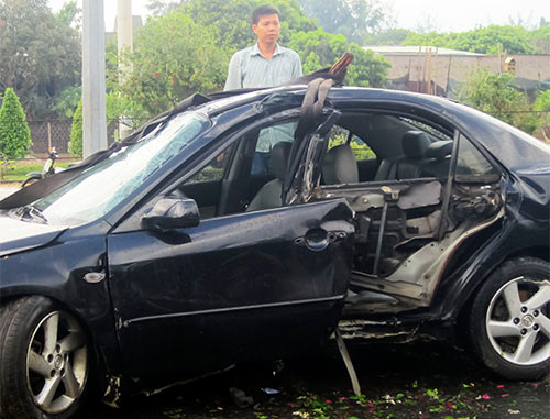 Ôtô 4 chỗ móp méo sau nhiều lần va đập. Ảnh: Xuân Mai/ VnExpress