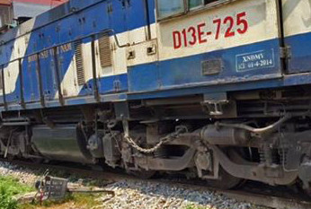 Chiếc xe đạp bị kéo lê trên đường. Ảnh: CTV.