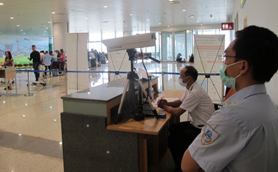 Việc kiểm tra thân nhiệt triển khai với tất cả hành khách bay quốc tế vào Việt Nam.