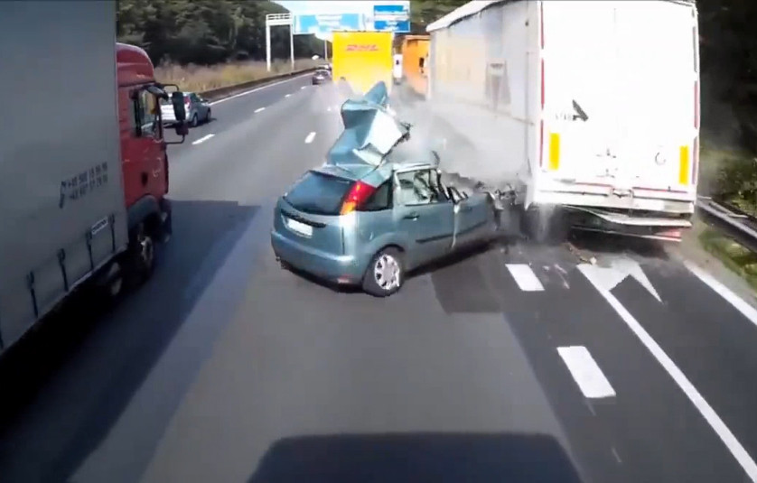 Ô tô nát bét trên cao tốc sau cú vượt phải