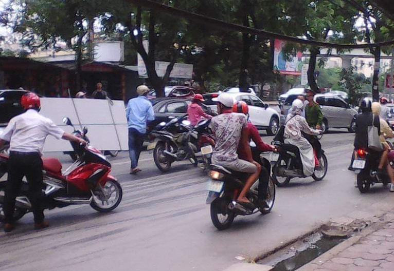 Nhiều người bị trượt ngã trên đường do vũng dầu. Ảnh: Nguyễn Anh Tú.