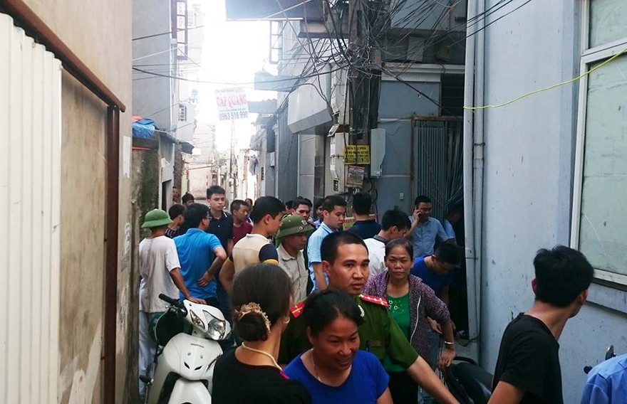 Nhiều người dân hiếu kỳ theo dõi sự việc. Ảnh: Thanh Hà.