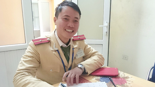 Thiếu úy Hợp phấn khởi khi giải cứu thành công người định nhảy cầu tự tử.