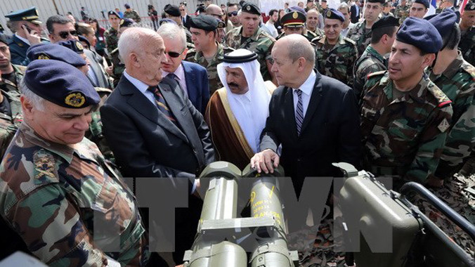 Tổng tư lệnh quân đội Liban Jean Kahwaji, Bộ trưởng Quốc phòng Liban Samir Moqbel, Đại sứ Saudi Arabia tại Liban Ali Awad Asiri và Bộ trưởng Quốc phòng Pháp Jean-Yves Le Drian tại lễ bàn giao vũ khí. (Nguồn: AFP/TTXVN)