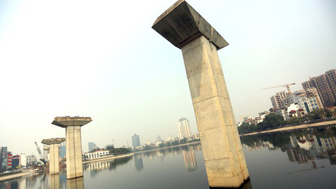 Sau nhiều năm thi công, dự án đường sắt trên cao Cát Linh - Hà Đông vẫn chưa biết khi nào mới hoàn thành. Ảnh: Kỳ Anh.