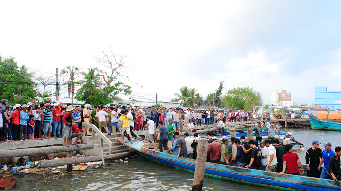 Người dân an táng nạn nhân.