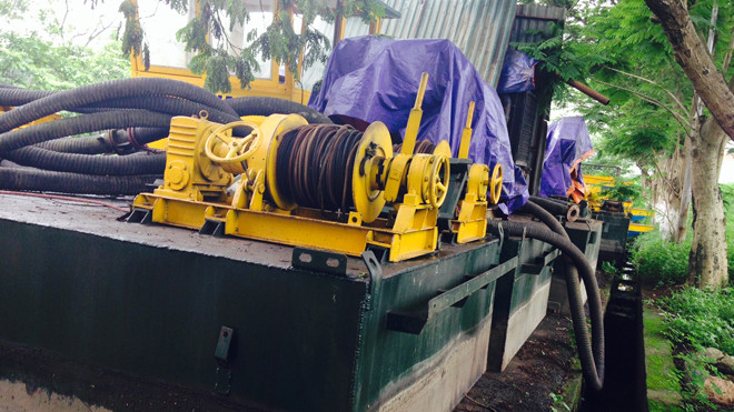 Tàu hút bùn xuống cấp từng ngày. Ảnh: Tuấn Minh