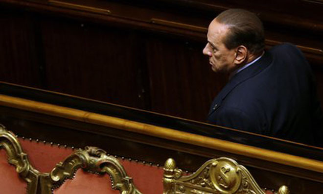 Ông Berlusconi tham gia giúp đỡ các bệnh nhân trong bữa ăn.
