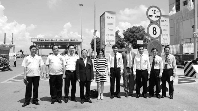 Thứ trưởng Tài chính Đỗ Hoàng Anh Tuấn (thứ tư bên trái sang) và bà Rena Bitter - Tổng lãnh sự Hoa Kỳ cùng chứng kiến Lễ khánh thành 