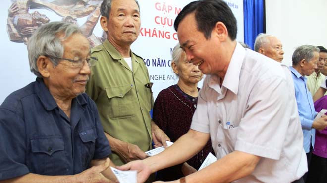  PGĐ Sở LĐTB&XH Nghệ An Nguyễn Thanh Phùng trao quà của Tập đoàn Eurowindow cho các cựu TNXP Nghệ An Ảnh Phạm Ngân