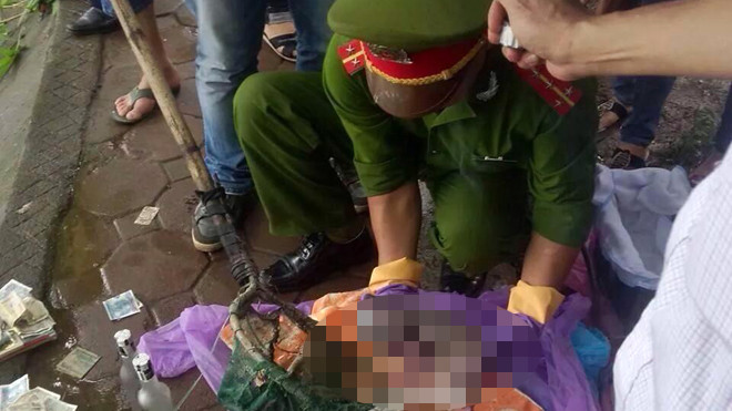 Công an làm thủ tục mai táng cho thi thể xấu số