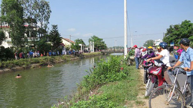 Người dân tìm kiếm thi thể nữ sinh. Ảnh: TNO.