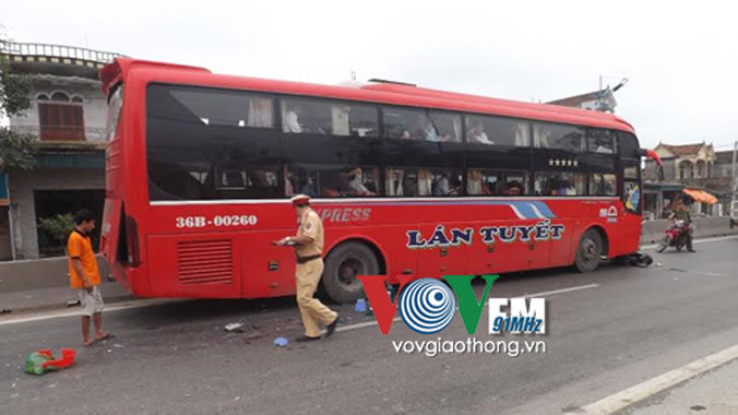 Cảnh sát giao thông đang đo đạc hiện trường.