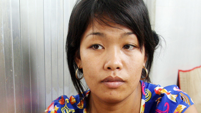 Người mẹ chứng kiến cảnh chồng cũ đốt con gái. Ảnh: An Nhơn.