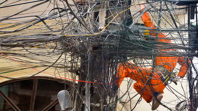 TS Nguyễn Đình Cung ví điều kiện kinh doanh tại Việt Nam như mang lưới điện thành phố, không biết cắt cái nào, để cái nào. (Ảnh minh họa tuoitre.vn).