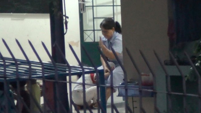 Hình ảnh bạo hành trẻ nhiễm HIV khi cho các cháu ăn, uống. Ảnh: Tuổi trẻ.