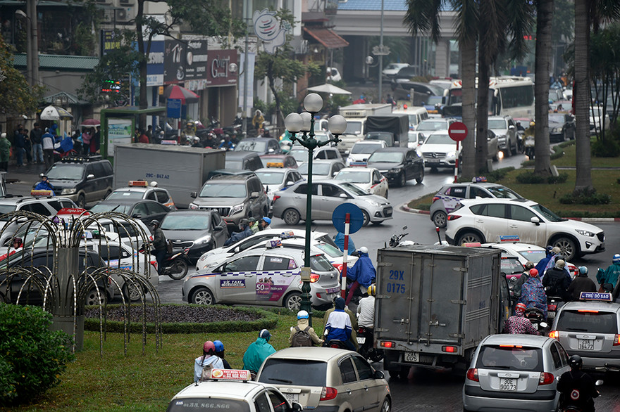 Tài xế cãi nhau giữa đường, phố Nguyễn Chí Thanh tắc cứng