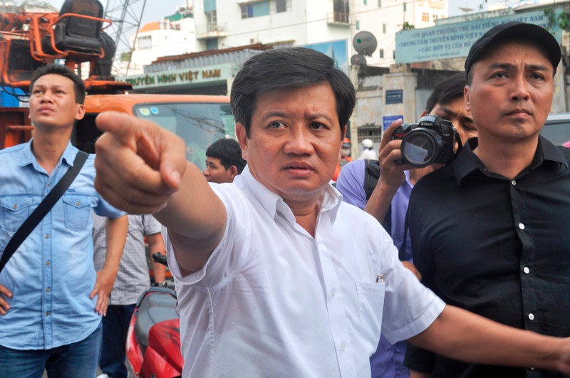 Ông Đoàn Ngọc Hải chỉ đạo phá hàng loạt bức tường lấn chiếm vỉa hè chiều 6/3.